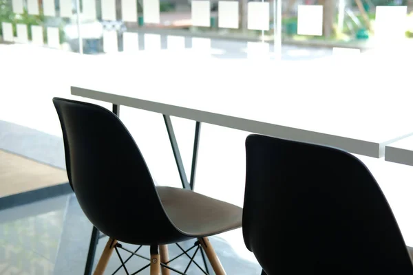 Bord & stol i Co arbets utrymme kontor interiör. — Stockfoto