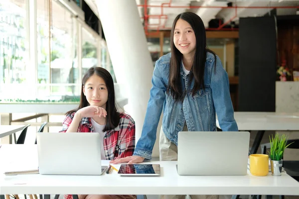女孩 青少年 大学 高中生 学习 与 计算机 — 图库照片