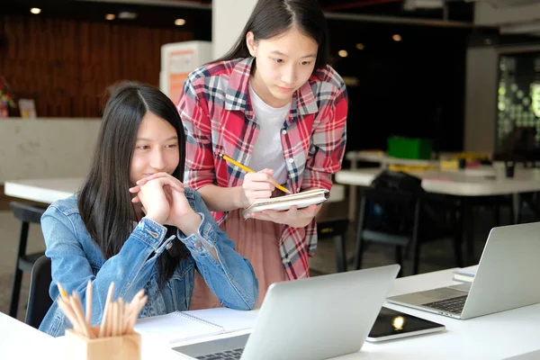 Chica adolescente estudiando con la computadora. estudiante de secundaria universitaria — Foto de Stock