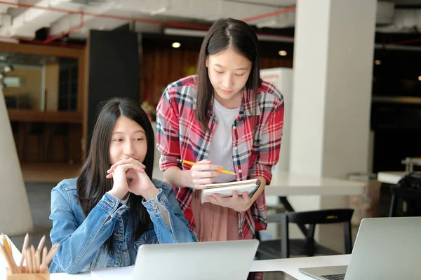 女孩青少年学习与计算机。大学高中学生 — 图库照片