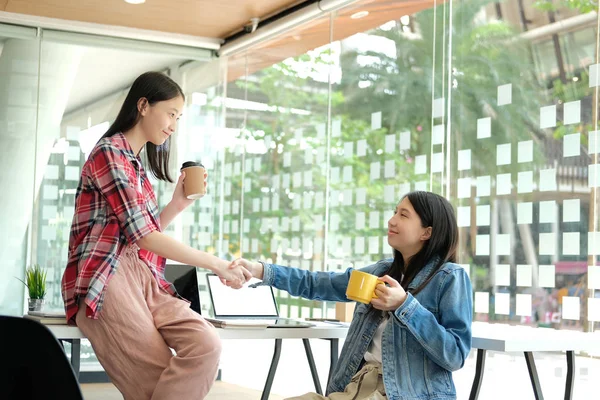 亚洲女孩青少年朋友握手。团队合作,友谊 — 图库照片