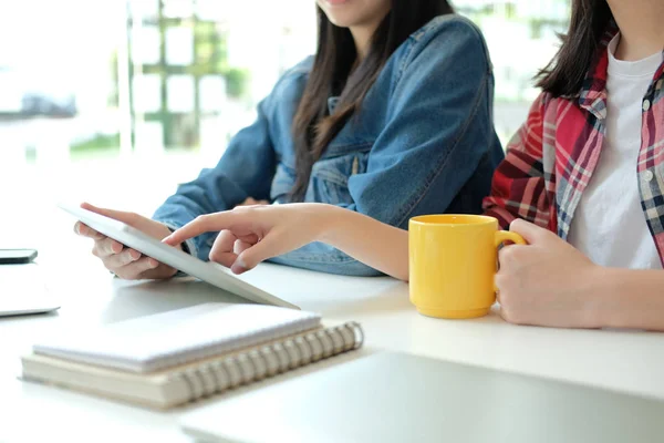 Mädchen Teenager College High School Schüler lernen mit Tablet c — Stockfoto