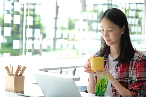 女孩 青少年 大学 高中生 学习 与 计算机 — 图库照片