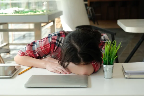 Kvinna som sover på arbets platsen. flicka trött från hårt arbete — Stockfoto