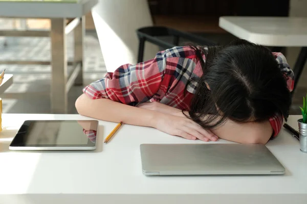 Kvinna som sover på arbets platsen. flicka trött från hårt arbete — Stockfoto