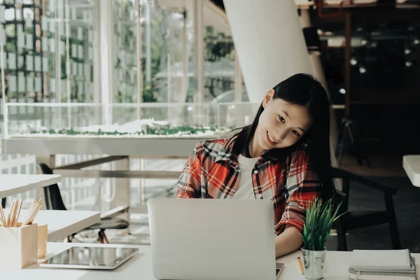 Kadın kız Genç Freelancer telefon üzerinde çalışan konuşma compu — Stok fotoğraf