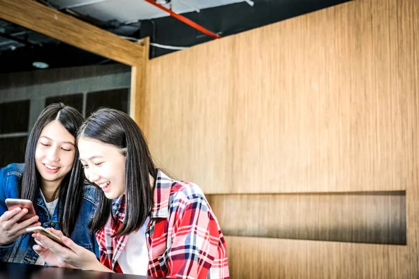 Mujer chica adolescente usando smartphone — Foto de Stock