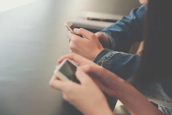 Mujer chica adolescente usando smartphone — Foto de Stock