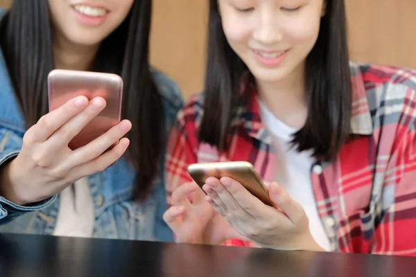Mujer chica adolescente usando smartphone — Foto de Stock