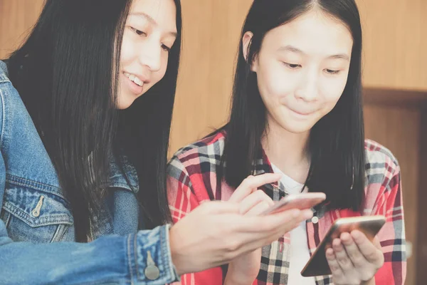 Mujer chica adolescente usando smartphone —  Fotos de Stock