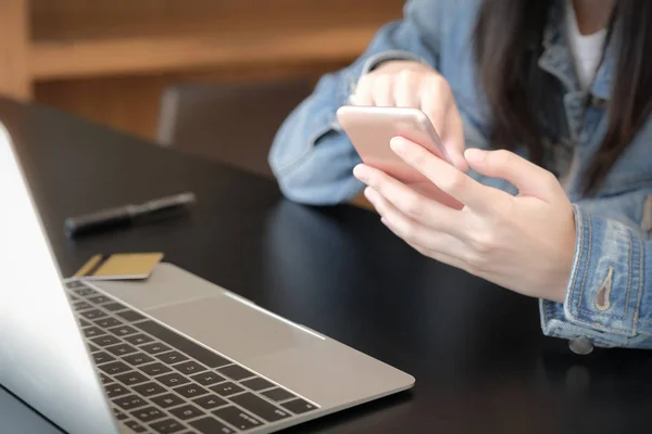 Frau nutzt Handy für Online-Einkäufe — Stockfoto