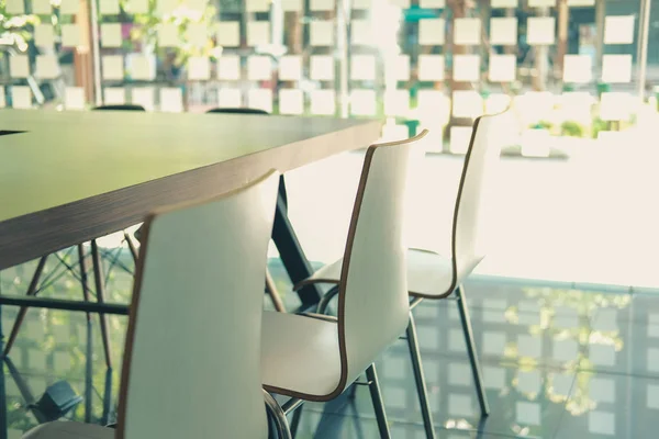 Mesa & cadeira em co espaço de trabalho interior do escritório . — Fotografia de Stock