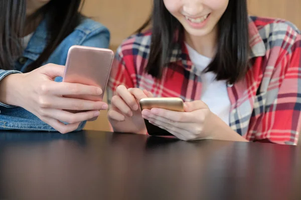 Mujer chica adolescente usando smartphone — Foto de Stock