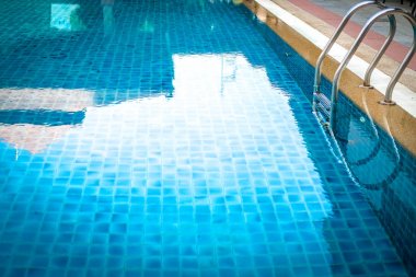 Otelde yüzme havuzunun kenarında metal çelik kolu