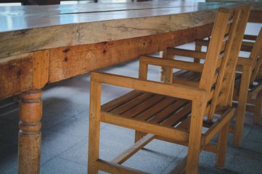 oturma yemek odasında ahşap sandalye masa