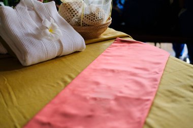 Spa sağlıklı yaşam merkezinde masaj yatağı