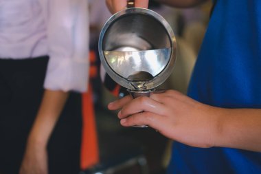 barmen Alkolsüz kokteyl içecek hazırlamak