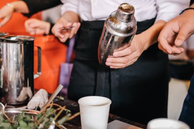 barmen Alkolsüz kokteyl içecek hazırlamak