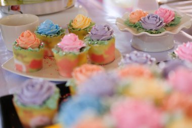 tatlı gül çiçek ile düğün Doğum günü cupcakes 