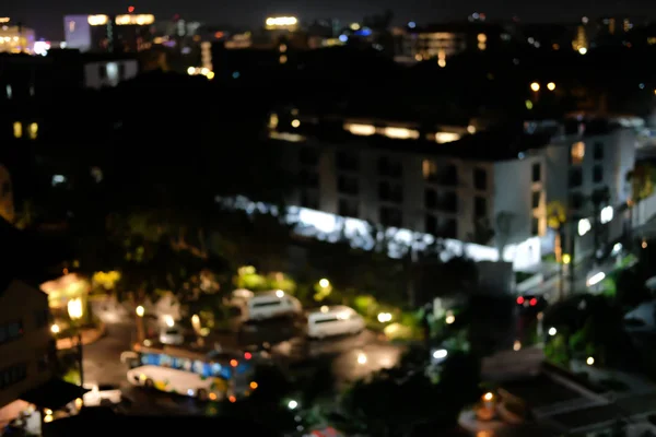 Městské noční světlo bokeh zaostřené rozmazané pozadí — Stock fotografie