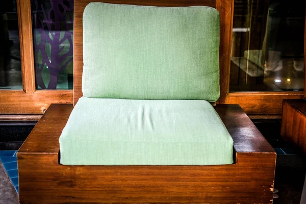 Cojín verde en silla de sofá de madera. diseño vivo para el hogar — Foto de Stock