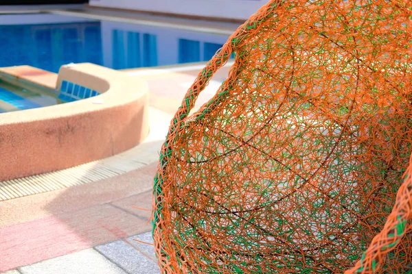 Плетене ротангове крісло біля басейну в готелі — стокове фото