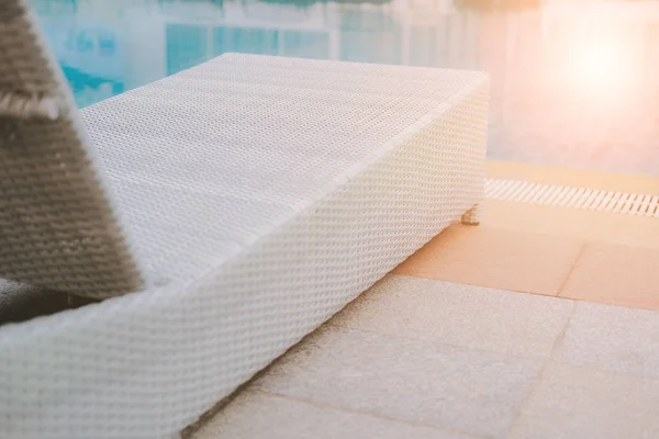 Chaise longue en rotin de piscine en osier transat à la piscine — Photo