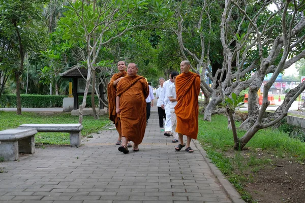 Buddhistický mnich a lidé, kteří chodí na meditaci — Stock fotografie
