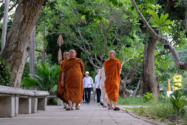 Boeddhistische monnik en mensen wandelen voor meditatie — Stockfoto