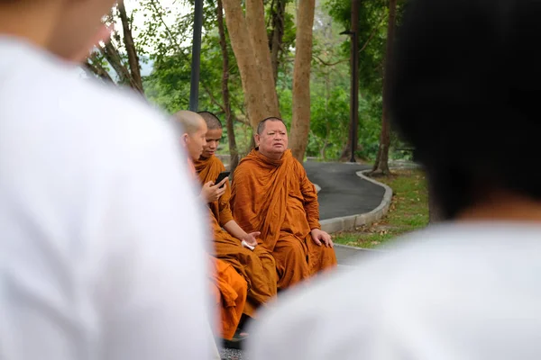 Buddhistischer Mönch lehrt Menschen Dhamma — Stockfoto