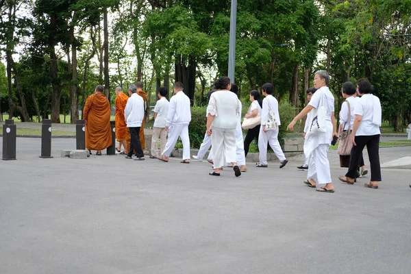 Buddhistický mnich a lidé, kteří chodí na meditaci — Stock fotografie