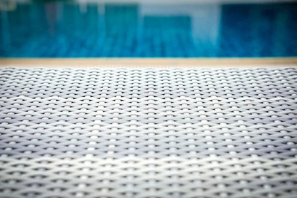고리버들 등나무 풀 일광욕 용 침대 갑판 의자 에서 수영장 — 스톡 사진