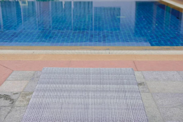 Chaise longue en rotin de piscine en osier transat à la piscine — Photo