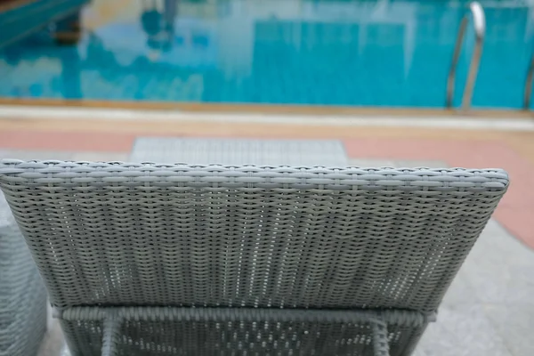 Chaise longue en rotin de piscine en osier transat à la piscine — Photo