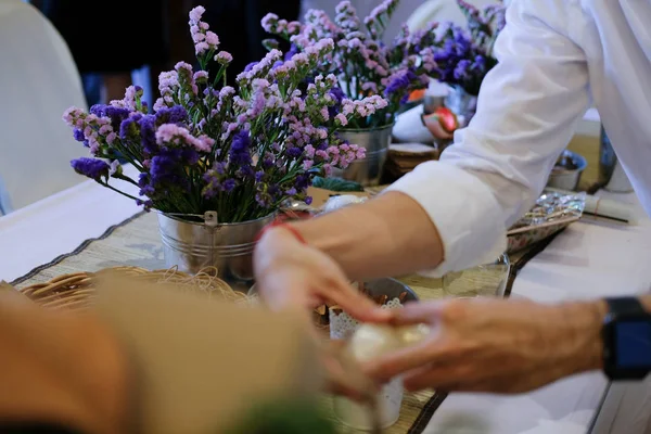Hombre florista arreglo de decoración de flores para banquete — Foto de Stock