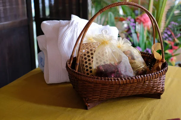 Cama de massagem no centro de bem-estar spa — Fotografia de Stock