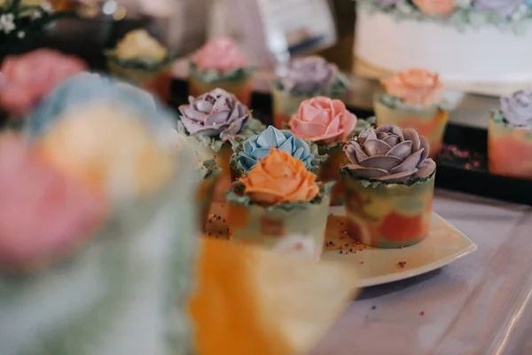 Свадебные кексы со сладким цветом розы — стоковое фото