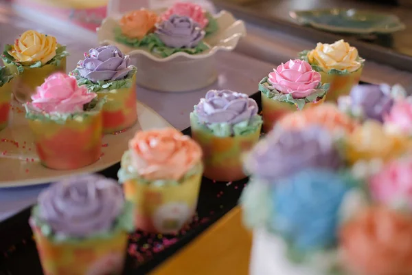 Cupcakes de cumpleaños de boda con flor de rosa dulce —  Fotos de Stock