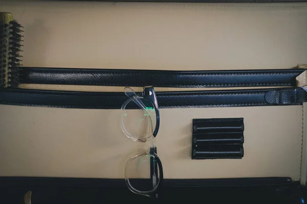 Gentleman accessories in hairdresser bag at barber — Stock Photo, Image