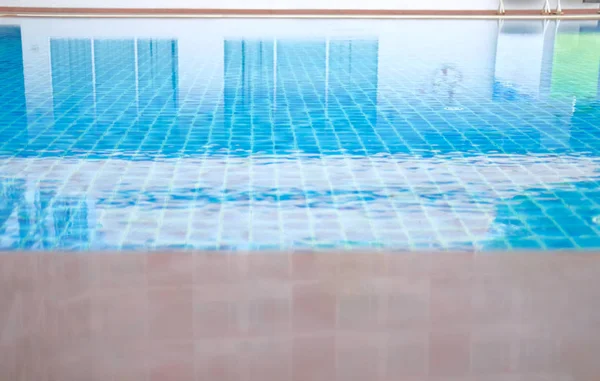 Superfície de água da piscina no hotel — Fotografia de Stock