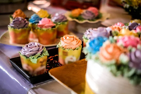 Wedding birthday cupcakes with sweet rose flower — Stock Photo, Image