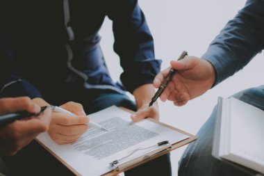 finansal danışman yatırımcı ile tartışıyor. iş adamları var