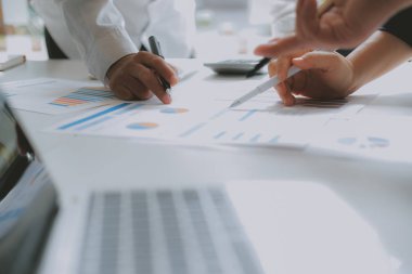 finansal danışman yatırımcı ile tartışıyor. iş adamları var