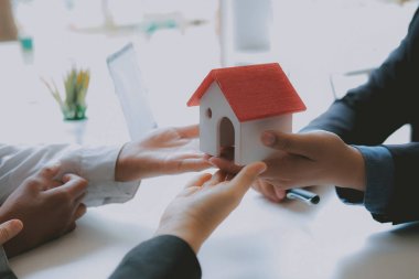 avukat sigorta komisyoncusu danışmanlık çift için hukuki danışmanlık veren