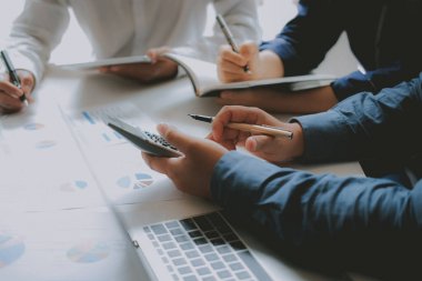 finansal danışman yatırımcı ile tartışıyor. iş adamları var