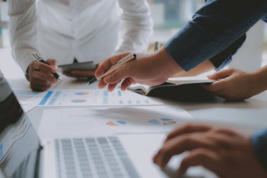 finansal danışman yatırımcı ile tartışıyor. iş adamları var