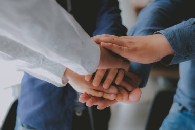işadamı birleşik el katılmadan, iş ekibi el lerine dokunma