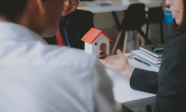 avukat sigorta komisyoncusu danışmanlık çift için hukuki danışmanlık veren