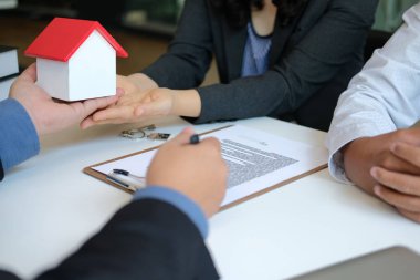 avukat sigorta komisyoncusu danışmanlık çift için hukuki danışmanlık veren