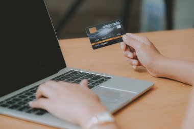 online alışveriş için bilgisayar ve kredi kartı kullanan kadın